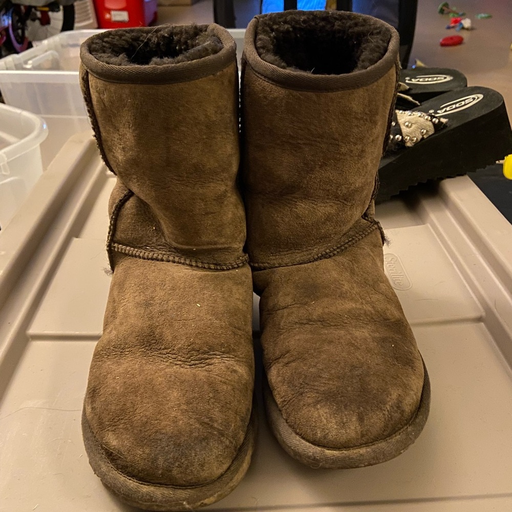 Brown Ugg classic 6” boot.